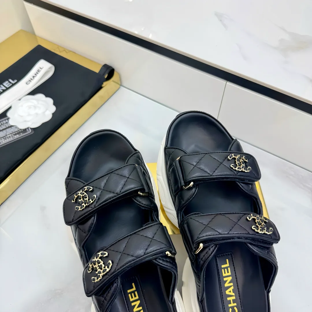 👟👟Ex-factory price 680👟👟 Top version... Chanel｜Chanel Xiaoxiang Velcro Beach Slippers Slippers Casual Beach Shoes 25ss Spring and Summer New Style! Beach shoes are a hit all over the internet! The latest model from the counter, I am still willing to buy it on my feet. It must be ranked among the most popular models. It is invincible in all seasons. Various bloggers and Internet celebrities can see the matching styles. Highly recommended. Pearlescent sheepskin upper, sheepskin lining, suede for the feet. Original open-molded TPU outsole size: 35-40 (customized for 40 and 41). Full set of original packaging 👉 👉